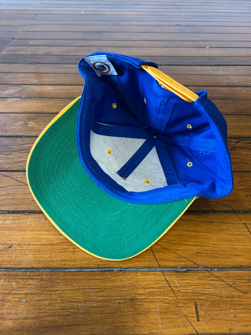 Buffalo Sabres NHL Hockey 90s SnapBack NWT